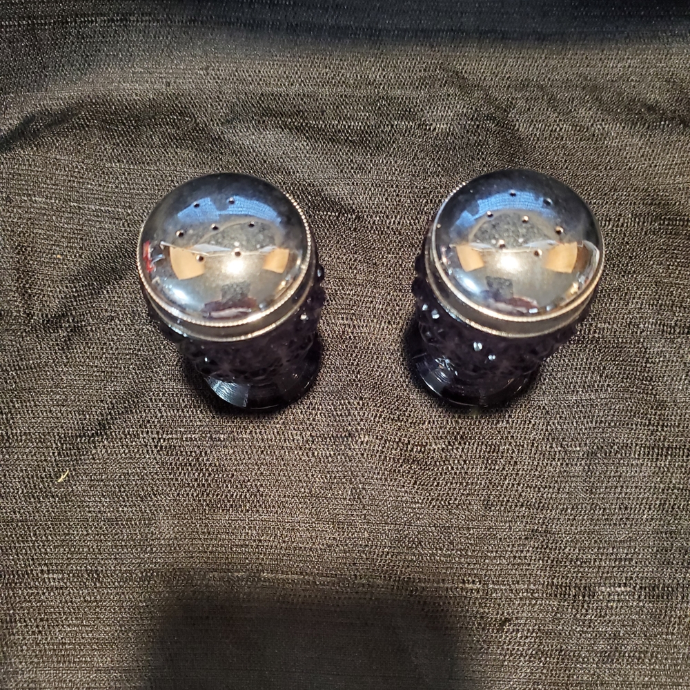 Fenton "Daisy and Button" amethyst carnival glass salt and pepper shakers - Picture 5 of 8
